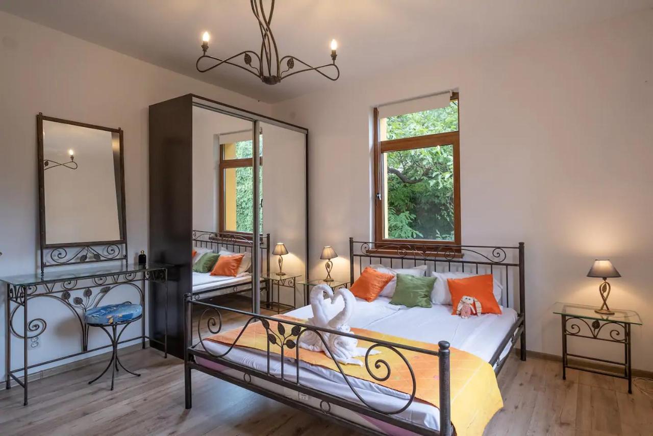 Entire Central House With Guest Rooms & Garden София Экстерьер фото